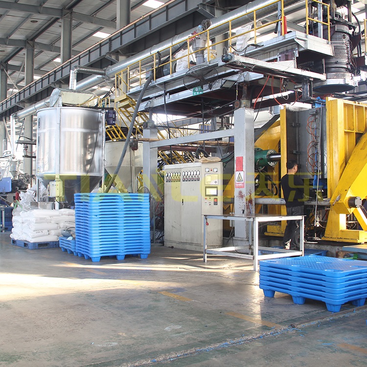 <strong>吹塑托盤加工中心</strong>